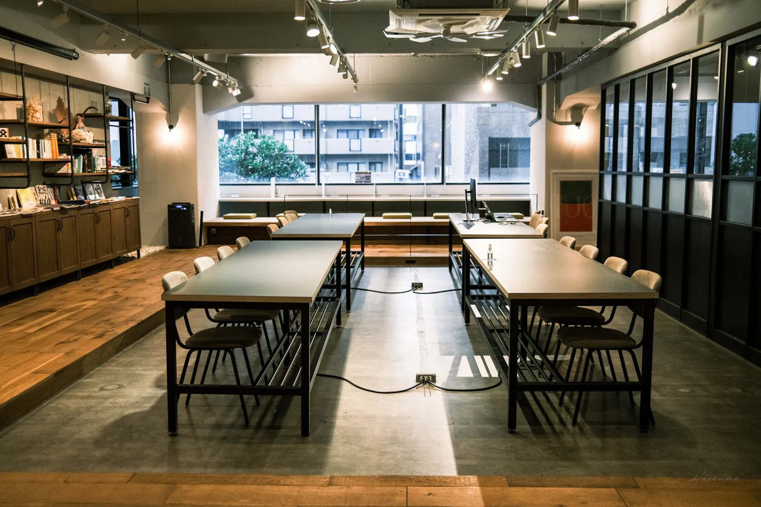 神戸三宮のコワーキングWAY OUTは、静かで洗練された仕事スペース。プライベートオフィス・シェアオフィス利用も。